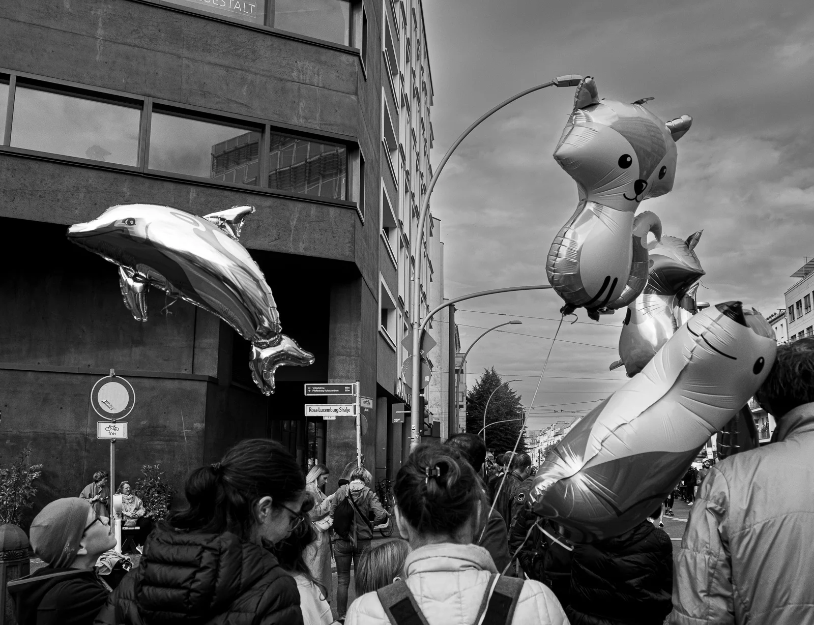 Balloons and passers-by at a street market. Photograph by Adelina Persa.