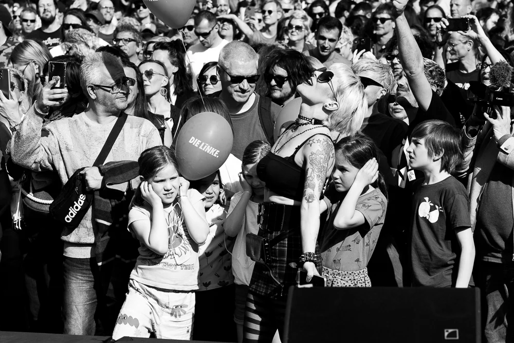 A crowd enjoying music in the sunshine. Photograph by Adelina Persa.
